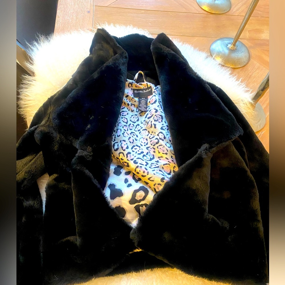 Beautiful 10/10 Alexandra Bartlett mWomen's Black Faux Fur open winter coat SZ S